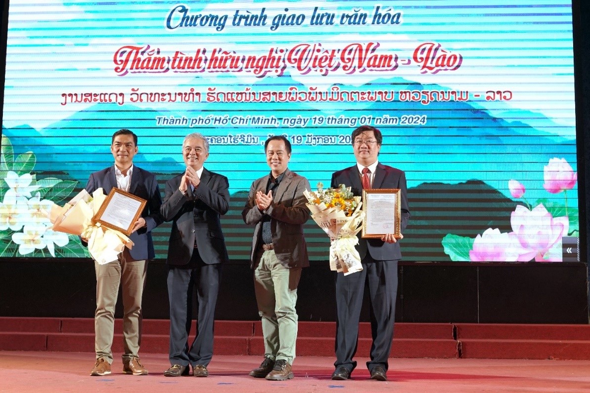 Mr. Ngo Minh Chau and Prof. Dr. Huynh Van Son presented decisions and flowers to representatives of the two Vietnam-Laos Friendship Chapters